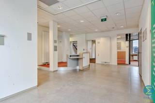 <p><strong>Handelsruimte met kantoren en ruime opslag in centrum Arendonk</strong></p>
<p>Op een uitstekende zichtlocatie in het centrum van Arendonk bevindt zich dit veelzijdige handelsgebouw met tal van mogelijkheden voor zelfstandigen, dienstverleners, handelszaken of bedrijven die nood hebben aan een combinatie van commerciële ruimte, kantoren en opslag.</p>
<p>De gelijkvloerse verdieping beschikt over een ruime onthaal- en handelsruimte die perfect ingericht kan worden als winkel, showroom, kantoor of klantenontvangst. Daarnaast zijn er verschillende afzonderlijke ruimtes aanwezig die kunnen dienen als kantoor, vergaderruimte of personeelsruimte. Dankzij de deels lichte binnenwanden kan de huidige indeling eenvoudig aangepast worden aan de wensen van de nieuwe eigenaar.</p>
<p>Op de eerste verdieping bevinden zich meerdere afzonderlijke kantoorruimtes die ideaal zijn voor administratie, werkplekken of extra commerciële doeleinden. De tweede verdieping omvat een kitchenette met eetruimte, een toilet, een berging en een bijkomende kantoorruimte.</p>
<p>Een absolute meerwaarde vormt de ruime kelderverdieping, bestaande uit verschillende praktische opslagruimtes en technische lokalen. Hierdoor leent het pand zich uitstekend voor ondernemingen die nood hebben aan een aanzienlijke stockageruimte op dezelfde locatie als hun handels- of kantooractiviteiten.</p>
<p>Naast het gebouw zijn drie parkeerplaatsen beschikbaar. Bovendien geniet het pand van een commerciële ligging met uitstekende zichtbaarheid en een vlotte verbinding naar de E34.</p>
<p><strong>Troeven</strong></p>
<p>✔ Handelsruimte op centrale locatie<br />✔ Grote opslagcapaciteit dankzij de volledige kelderverdieping<br />✔ Diverse kantoor- en werkruimtes aanwezig<br />✔ Flexibele indeling met verschillende gebruiksmogelijkheden<br />✔ Goede zichtbaarheid en commerciële uitstraling<br />✔ Parkeergelegenheid naast het gebouw<br />✔ Vlotte verbinding richting E34 en omliggende gemeenten</p>
<p><strong>Ideaal voor ondernemers die op zoek zijn naar een combinatie van commerciële ruimte, kantoren en uitgebreide opslagmogelijkheden op een strategische locatie in het centrum van Arendonk.</strong></p>