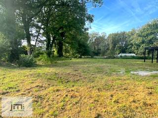 Deze bouwgrond voor open bebouwing vinden we terug in Houthalen-Helchteren en telt een oppervlakte van 681m².De breedte van de grond aan de...