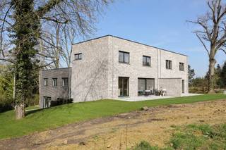 Woning in Herent - Paardenveldstraat: Unit D.1<br />Welkom in Herent - laatste woningen! Deze unieke, eigentijdse woonbuurt aan de Paardenveldstraat bestaat uit moderne nieuwbouwwoningen omgeven door parkgebied. Buiten geniet je van een mooi terras en van een ruime, gedeelde parkzone. Binnen van een optimale indeling en een mooi uitzicht. Dankzij hun strakke, moderne vormgeving met donkere en lichte vlakken springen deze huis in het oog in het glooiende landschap dat deze buurt aan de Paardenveldstraat typeert. Deze groene buurt is ideaal gelegen en geniet van een rustige ligging, vlak bij Leuven. Elk huis beschikt over drie slaapkamers en twee parkeerplaatsen. De grote raampartijen zorgen voor veel lichtinval. De gemeenschappelijke tuin en het privéterras maken het plaatje compleet. Woning D.1 is een halfopen bebouwing met 3 slaapkamers met een vloeroppervlakte van 122m². Exclusief (verplicht aan te kopen): autostaanplaats.
