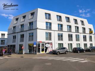 Dit prachtige en energiezuinig appartement te koop is gelegen op de derde verdieping (20A bus 302) en omvat een ruime living met veel licht inval, een open ingerichte keuken en vestiaire. Het appartement beschikt over één slaapkamer en een modern ingerichte badkamer met douche. Daarnaast is er nog een berging/wasplaats en een apart toilet aanwezig. Het gebouw heeft ook een lift en een fietsenberging.<br /><br />De ruime living is de perfecte plek om te ontspannen en te genieten van het licht dat binnenvalt door de grote ramen. De open keuken is modern ingericht en voorzien van alle nodige toestellen, waardoor het ideaal is om te koken en te dineren. De slaapkamer is comfortabel en biedt voldoende ruimte voor een tweepersoonsbed en kledingkast.<br /><br />De moderne badkamer beschikt over een douche, een wastafel en voldoende opbergruimte. Er is ook een apart toilet aanwezig, wat altijd handig is. De berging biedt extra opslagruimte voor bijvoorbeeld schoonmaakspullen of voorraad en het plaatsen van een wasmachine.<br /><br />Dit appartement is gemakkelijk bereikbaar via de lift, wat handig is voor mensen die minder mobiel zijn of voor wie geen trappen wil nemen. Er is ook een fietsenberging aanwezig, wat handig is voor wie graag met de fiets naar het werk gaat of gewoon graag fietst in zijn vrije tijd.<br /><br />Geïnteresseerd? Neem dan gerust contact met ons op voor meer informatie of om een afspraak te maken voor een bezichtiging. We helpen u graag verder bij het vinden van uw ideale woning.