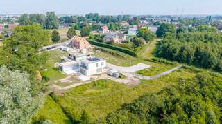 Op dit ruime villaperceel met een oppervlaktes van 555 m² krijg je alle vrijheid om jouw ideale thuis te realiseren. Dankzij de flexibele stedenbouwkundige voorschriften, met mogelijkheden voor één of twee bouwlagen en een vlak of hellend dak, ontwerp je een woning die perfect aansluit bij jouw woonwensen.

Deze bouwgronden voor open bebouwing zijn zuidwest georiënteerd. Hier bouw je geen standaardwoning, maar een thuis die volledig afgestemd is op jouw manier van leven. Samen met Hyboma werk je een woning op maat uit, in de stijl die bij jou past en met de vrijheid om een eigen architect te kiezen.
Dankzij de huidige energienormen en duurzame bouwtechnieken woon je comfortabel, toekomstgericht en energiezuinig.

Deze nieuwe verkaveling grenst aan het Krommebeekbos, een unieke troef die wonen hier bijzonder maakt. Dagelijks geniet je van rust, natuur en ruimte, terwijl de stad toch vlakbij blijft. Voor boodschappen, scholen, sportfaciliteiten en openbaar vervoer hoef je nooit ver en dankzij de vlotte verbindingen en het station van Roeselare op 2 km geniet je bovendien van een uitstekende bereikbaarheid.

Zie jij jezelf hier al wonen? Contacteer nieuwbouwadviseur Francis voor meer informatie of maak een afspraak om de mogelijkheden van deze villapercelen te ontdekken.
Je vindt deze bouwgronden naast Beversesteenweg 262.