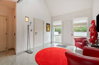 Bent u op zoek naar een ruime en mooie woning om te kopen in een groene omgeving? Dit prachtig onderhouden vastgoed, volledig opgetrokken in 2000, biedt u de perfecte combinatie van rust en modern comfort. Deze open bebouwing in Geraardsbergen bevindt zich in een uitstekende staat en pakt uit met een mooi, vrij uitzicht aan de achterzijde.<br /><br />Wanneer u beslist om dit pand te kopen, kiest u voor een royaal perceel van 1539 m² en een uitstekende locatie. De bereikbaarheid van deze woning is optimaal. Vanuit uw rustige thuis in Geraardsbergen bent u via de lokale invalswegen heel vlot verbonden met het centrum, scholen en naburige gemeenten, terwijl u in alle privacy kan ontspannen.<br /><br />INDELING:<br />-Gelijkvloers: een uitnodigende inkomhal, een lichtrijke en uiterst ruime leefruimte met aansluitend de keuken, slaapkamer, wasplaats en een dubbele garage.<br />-Eerste verdieping: 4 volwaardige slaapkamers, dressing en 2 comfortabele badkamers, waarvan één uitgerust is met een luxueuze infraroodcabine.<br />-Zolder: een grote zolderruimte over de volledige breedte die extra opbergruimte of mogelijkheden biedt.<br />-Ondergronds: een praktische kruipkelder die zich uitstrekt over de volledige oppervlakte van de woning, waar alle leidingen toegankelijk zijn.<br />-Buitenruimte: een NW-georiënteerde, groene tuin met een gezellig terras om volop van het verzicht te genieten.<br /><br />De troeven van deze woning zijn ronduit indrukwekkend. U geniet overal van airconditioning met zowel een warme als een koude stand, aangename vloerverwarming en een handig centraal stofzuigsysteem. Dankzij het dubbel glas behaalt het huis een gunstig EPC met label B. De verwarming werkt op stookolie, er is een waterverzachter aanwezig, en de grote regenwaterput van 20.000 liter garandeert een duurzaam waterverbruik.<br /><br />Bent u klaar om de stap te zetten en deze unieke eigendom te kopen? Neem dan vandaag nog contact op voor een bezichtiging van dit schitterende huis te koop in Geraardsbergen en laat u verrassen door de overvloedige ruimte en rust.<br /><br />ALGEMENE INFO:<br />-EPC B;<br />-Oppervlakte perceel: 1.539 m²;<br />-Bewoonbaar: 309 m²;<br />-Bouwjaar 2020;<br />-5 slaapkamers;<br />-2 badkamers;<br />-Oriëntatie: NW;<br />-Dubbel glas;<br />-Waterverzachter;<br />-Regenwaterput (2 X 10.000L);<br />-Centraal stofzuigsysteem;<br />-Vloerverwarming;<br />-Overal airco (koud-warm).<br /><br />De eigendom wordt aangeboden via de Pre-sale formule. Van 31/08/2026 om 16:00 tot 09/09/2026 om 18:00 kan u het huis op afspraak komen bezichtigen en een bod uitbrengen. De vermelde prijs is een instelprijs. Voor meer info, gelieve contact op te nemen met de dossierverantwoordelijke.<br /><br />Bestuursmaatregelen in het maatregelenregister: nee
