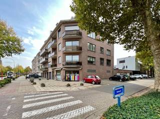 <p><strong>Commercial  corner building ground floor 241 m²  </strong></p><p>In a strategic location on Augustijnslei is this <strong>spacious ground floor commercial property</strong>, ideal for offices, liberal professions, workshop, services or light manufacturing.</p><p>At the front you enjoy an <strong>open office space of no less than 112 m²</strong> with lots of light and plenty of layout possibilities.</p><p>At the back are a <strong>kitchen </strong> <strong>storage room</strong>, a <strong>separate toilet</strong>, and two workshops of <strong>85 m²</strong> and <strong>6.83 m²</strong>, ideal as a workshop, storage or production space.</p><p>Thanks to its wide facade, central location and good accessibility, this property represents an excellent opportunity for those looking for a <strong>functional and spacious commercial location</strong> in Brasschaat.</p><p>📞 Interested or more info?<br />Contact us at <strong>03 646 66 55</strong> or <strong>info@sinjoor.be</strong><span><strong></strong></span>.</p>