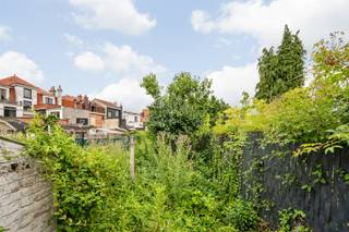 Te koop: te renoveren woning met een mooie oppervlakte van 171 m² en ideaal potentieel om een woning naar uw smaak te creëren.Ideaal gelegen nabij het centrum van Doornik, is deze woning perfect geschikt voor een eerste aankoop of als investering.De woning is als volgt ingedeeld:Op het gelijkvloers vindt u een inkomhal met zichtbare trap, een leefruimte in twee delen, een ruimte die dienstdoet als keuken en een veranda. De kelderverdieping omvat een kelder. Op de eerste verdieping geeft de nachthal toegang tot twee slaapkamers. Op de tweede verdieping biedt een ruime zolder de mogelijkheid om, volgens uw behoeften, twee extra slaapkamers in te richten.Buiten geniet u van een goed georiënteerde en volledig omheinde tuin.Technische aspecten: centrale verwarming op gas, elektrische boiler, conforme elektriciteit, houten en PVC ramen met dubbele beglazing, aansluiting op de riolering, manuele rolluiken. Kadastraal inkomen: €864. EPC: F.Meer info of bezoek via christophe@immobeguin.be