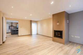 Bent u op zoek naar een instapklare woning op een centrale ligging in Lede? Deze woning werd in 2018 volledig gerenoveerd en biedt hedendaags...