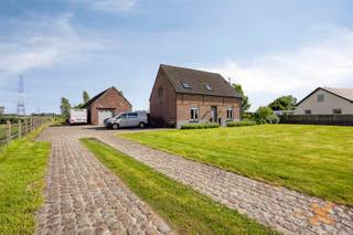 INSTAPKLAAR IDYLLISCH LANDHUIS MET WEIDES EN PAARDENSTALLEN. Deze charmante gezellige woning bestaat uit: Gelijkvloers: Grote woonkamer/salon (40m2), totaal uitgeruste open keuken met ontbijttafel (granieten werkblad - voorzien van alle toestellen) met schuifraam naar terras en tuin, achterinkom, wasplaats + bureauruimte (met mooie kastenwand), toilet, traphal. 1e verdieping: nachthal met ingemaakte kasten, 3 slaapkamers (12 - 12,7 en 12,8m2) waarvan de master bedroom een extra dressingruimte heeft en directe toegang naar de prachtige badkamer (vrijstaand ligbad, dubbel lavabomeubel, inloopdouche), afzonderlijk toilet, opbergzolder (via zolderluik met plooitrap). Centrale verwarming op aardgas, dubbel glas, geïsoleerd dak, volledige bovenverdieping recent vernieuwd, elektriciteit conform, woning asbestveilig, guntig EPC label B, schuur met 4 paardenboxen en plaats en voor 2 wagens. ABSOLUTE TOPWONING MET VEEL GROND!! Contacteer ons voor uw persoonlijke rondleiding op bezoekdag zaterdag 20 juni (vanaf 9u) - enkel bezoek op afspraak!! Tel: 0473 71 71 70 OF info@immo-x.be