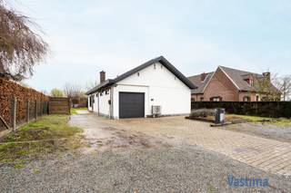 Bent u op zoek naar een instapklare woning, waar je gelijkvloers kan wonen in een groene, landelijke omgeving met een uitmuntende bereikbaarheid? Gevonden! Hier woont u in alle rust, omringd door natuur en wandelroutes, en toch met een vlotte verbinding naar winkels, scholen en E40.<br /><br />EPC label B – 119 kWh / Asbestveilig / CV Aardgas en Lucht-lucht warmtepomp / Gashaard / Elektriciteit conform / 20 Zonnepanelen met thuisbatterij van 9.6 kWh / …<br /><br />Achteraan bevindt zich de lichtrijke leefruimte met een gezellige zithoek met gashaard en open keuken, een aangename plek waar koken en tafelen in elkaar overvloeien. De keuken is volledig uitgerust met alle toestellen en afgewerkt met een stijlvol granieten werkblad, wat zorgt voor een duurzame en kwalitatieve uitstraling. Het extra ruime werkblad biedt bovendien de mogelijkheid om eraan te zitten, ideaal om te aperitieven of gezellig mee te genieten tijdens het koken.<br /><br />De bungalow beschikt over 3 volwaardige slaapkamers, waarvan twee voorzien zijn van ingemaakte kasten, wat zorgt voor extra opbergruimte en optimaal gebruik van elke vierkante meter. De badkamer is uitgerust met een douche in bad en badkamermeubel. Daarnaast is er een apart toilet met handenwasser. Een afzonderlijke technische ruimte zorgt voor bijkomende bergruimte en een nette organisatie van de installaties.<br /><br />Ook op vlak van parkeermogelijkheden scoort deze woning uitstekend. U beschikt over parkeergelegenheid voor en naast de woning én een inpandige garage, wat zorgt voor comfort en veiligheid in het dagelijks gebruik.<br /><br />In de tuin bevindt zich naast het terras nog een gezellige zithoek waar je heerlijk kan ontspannen. Deze ligt beschut onder een prachtige blauwe regen en een appelboom, die samen voor een charmante en natuurlijke sfeer zorgen. In de lente en zomer geniet je hier van schaduw, groen en een aangename rust. De ideale plek om te ontspannen of gezellig samen te zitten.<br /><br />Dankzij de gelijkvloerse indeling is deze bungalow bijzonder geschikt voor gezinnen en ouderen die comfortabel en toekomstgericht willen wonen zonder trappen. De instapklare staat maakt dat u hier meteen kan intrekken en genieten, zonder ingrijpende werken.<br /><br />De combinatie van landelijke rust, functionele indeling en uitmuntende bereikbaarheid maakt van deze woning een unieke opportuniteit in de regio.<br /><br />Bent u klaar om deze charmante bungalow zelf te ontdekken? Neem vandaag nog contact op en plan uw bezoek in. Uw nieuwe thuis wacht op u.