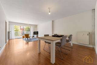 <p>Welkom in dit ruim appartement met 4 slaapkamers en garage in het hart van Turnhout.</p><br /><p>Gelegen op de eerste verdieping, is het met trap en lift bereikbaar. Het terras vooraan biedt een mooi overzicht over de Merodelei en al wat er beweegt.</p><br /><p>Aansluitend aan het terras liggen de ruime living en de ingerichte keuken. Achter de keuken ligt een wasplaats/berging.</p><br /><p>Via de inkom- en nachthal, kom je bij de 4 slaapkamers, een badkamer met bad/douche en een apart toilet.</p><br /><p>Attesten: </p><ul><li>EPC score 113 label B</li><li>Asbestveilig - asbest rond ramen</li><li><p>Elektriciteit: wordt nog gekeurd, zal niet conform zijn</p><br /></li></ul><p>Op de -2 is een afgesloten parkeergarage, waar de garagebox is gelegen. Met de kaart kom je langs de slagboom en sectionale poort.<br />De garage is verplicht mee aan te kopen voor 19.000 Euro.</p><br /><p>Het appartement en garage zijn momenteel verhuurd. Vanaf oktober '27 kan het weer beschikbaar zijn voor eigen gebruik.</p><br /><p>Bij aankoop als eerste en enige woning, of vervanger, zijn registratierechten slechts 2%.</p><br /><p>Wil je meer weten? Neem dan nu contact op met ons voor inlichtingen of een bezoek in te plannen!</p><p>Heb je plannen om jouw vastgoed te verkopen of te verhuren? Bij Nxxt Vastgoed bekijken we de mogelijkheden die het pand biedt, en koppelen die aan jouw wensen.<br />Samen maken we van jouw vastgoeddroom een Succesvolle Nxxt Step!</p>