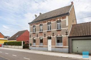 Te koop te Zele!Deze te renoveren woning met mogelijkheid tot bouwgrond ernaast.De woning biedt een inkom, woonkamer/eetkamer, keuken en...