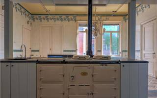 Deze neoclassicistische herenwoning anno 1868 met dubbelhuisopstand, de voormalige brouwerswoning van de brouwerij Du Bois-Haems, is gelegen in hartje Lebbeke, temidden van de driehoek Brussel-Gent-Antwerpen. Het interieur bevat talloze decoratieve elementen, waaronder een salon in Lodewijk XVI-stijl, mozaïekvloeren, stucplafonds, marmeren schouwen,...Dit pareltje heeft een parktuin van 59 are 51 ca met vijver, Lourdesgrot, antiek zwembad en talrijke imposante bomen waaronder een bruine beuk en linden. Deze indrukwekkende woning heeft een zeer ruime leefruimte (94 m²) met 3 schouwen en een leefkeuken (51 m²) met oa een AGA-fornuis, op de verdieping zijn er onder andere 7 slaapkamers en 2 badkamers. Naast de 2 garages, de wijnkelder, de paardenstallen en een gastenverblijf is er een inrijpoort met automatische poort en een met kasseien nieuw aangelegde binnenkoer. Alle technieken werden recentelijk vernieuwd (centrale verwarming op aardgas, riolering, elektriciteit), alsook de leefkeuken en de 2 badkamers met Old English douche,ligbad en wastafels. Deze woning is beschermd als monument, waardoor U kan aankopen onder het gunstig stelsel van 1% registratiekosten op voorwaarde dat de woning als gezinswoning wordt aangewend én dat er investeringen worden gedaan aan het pand. Zoniet blijft de 5%-regel gelden. Het bekomen fiscaal voordeel wordt aanzien als een fictieve subsidie, waarbij de koper binnen de vijf jaar na zijn aankoop 6% van de aankoopprijs dient te investeren in onderhouds- of renovatiewerken van het pand. Zodoende zou de nieuwe eigenaar dus 7% van de aankoopprijs betalen, zijnde 1% registratierechten en 6% aan investeringen. U kan ook daarnaast ook genieten van restauratie-en of renovatiepremies. Meer info op: https://www.onroerenderfgoed.be/nl/premies/
EPC: 400 kWh/m²/j. en UC:2070674.