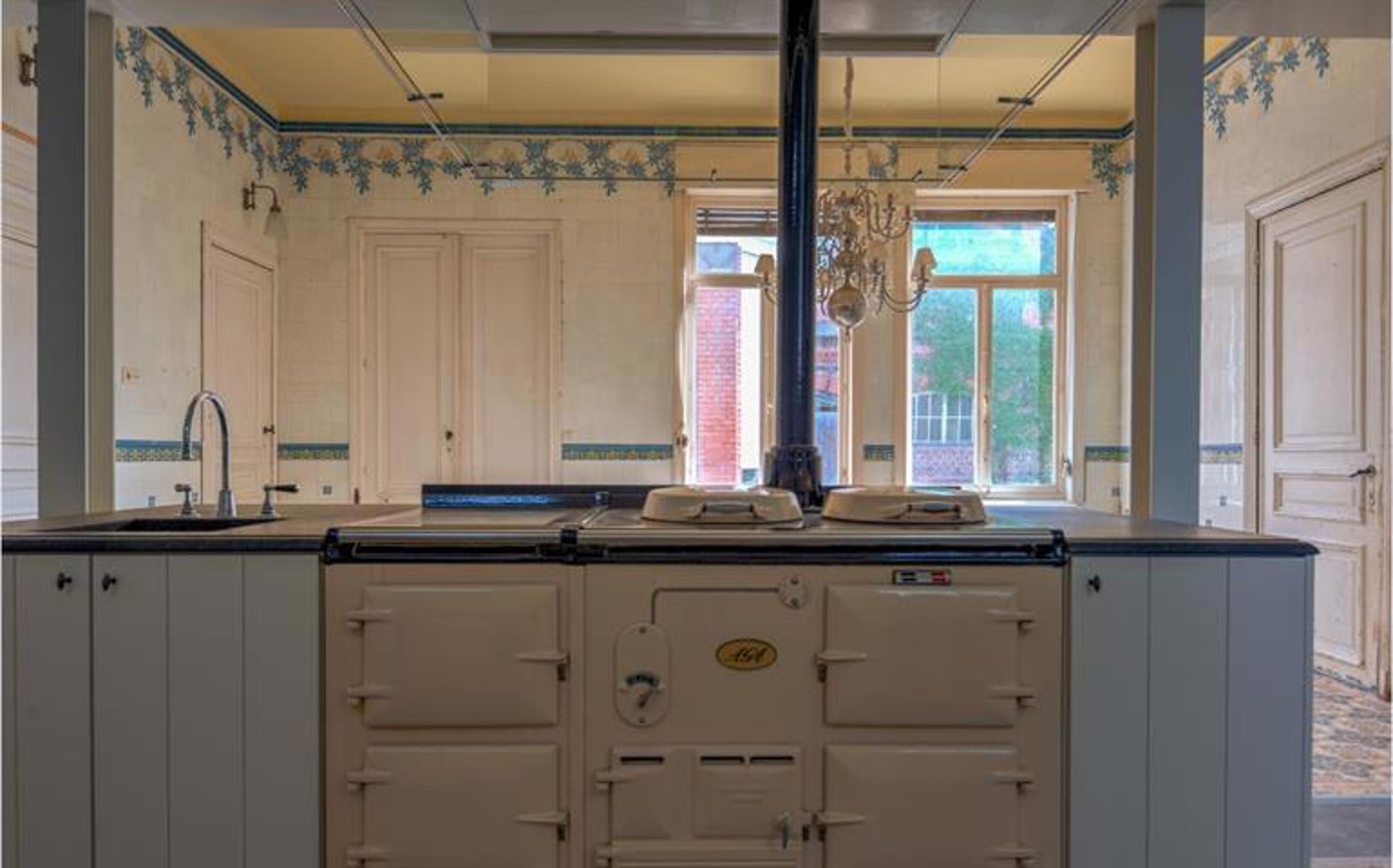 Imposante neoclassicistische herenwoning met 7 slpk., 2 badk. op 59 are 51 ca - foto 3