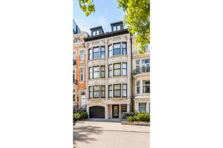  * Dit lichtrijke appartement combineert ruimte, elegantie en een uitzonderlijke ligging vlak aan het groene Maria-Hendrikapark. Dankzij de grote  ...