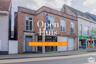 <p><span>OPEN HUIS ZATERDAG 6 JUNI TUSSEN 11U - 13U!</span></p><p><span> </span></p><p><span>Verrassend ruime woning met handelsgelijkvloers, dubbele garage/carport en prachtige tuin gelegen op topligging in het centrum van Essen.</span></p><p><span> </span></p><p><span>INDELING</span></p><p><span> </span></p><p><span>Gelijkvloers:</span></p><p><span>De commerciële ruimte is gelegen aan de straat en heeft een aparte ingang : hier zijn vele mogelijkheden als praktijk, kantoor,winkelpand..</span></p><p><span>De woning zelf heeft een apart inkomhal, gastentoilet en ruime traphal.</span></p><p><span>Sfeervolle en lichtrijke leefruimte met open haard, mooie parketvloer en uitzicht over de tuin.De eetkamer kan afgesloten worden middels schuifdeuren .</span></p><p><span>De keuken is comfortabel uitgerust met hedendaagse apparatuur en  beschikt over een extra ontbijthoek/eetkamer. Ook hier direct contact met het terras en de tuin. Verder  nog een praktische bijkeuken achter de keuken , en een ruime voorraadkelder.</span></p><p><span> </span></p><p><span>Verdieping:</span></p><p><span>Op de tussenverdieping bevindt zich een multifunctionele ruimte (nu als berging ingericht).</span></p><p><span>Eenmaal boven zijn er vooraan 3 ruime slaapkamers, de masterbedroom met grote inloopdressing geniet van het zicht op de tuin.</span></p><p><span>De badkamer is zeer groot : centraal vrijstaand ligbad, dubbele wastafel, een extra grote inloopdouche, en nog extra ingemaakte kasten.</span></p><p><span> </span></p><p><span>Tuin:</span></p><p><span>De tuin is zeer uitnodigend, met groot terras direct aan de woning, en nog een extra overdekt terras voor mooie zomeravonden. </span></p><p><span>Achteraan in de tuin bevindt zich een handige tuinberging en toegang tot de garage/carport voor 2 wagens.</span></p><p><span> </span></p><p><span> </span></p>