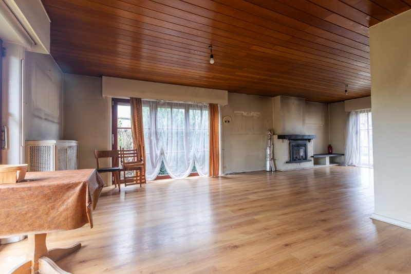 Rodenburg: Te renoveren alleenstaande wonig met 3 slaapkamers en dubbele garage op 558m² (elekrische keuring zonder inbreuken). - foto 2