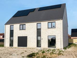 Maak kennis met onze laatste halfopen bebouwing in Wevelgem, op wandelafstand van het dorpscentrum en met uitstekende verbindingen naar de E403 en E17.<br />Dankzij de nabijheid van winkels, openbaar vervoer (trein en bus), een bakker en slager woon je hier centraal én comfortabel.<br /><br /><strong>Indeling van de woning:</strong><br />Gelijkvloers: inkomhal met apart gastentoilet, lichtrijke leefruimte met open keuken en een ruime berging. <br />Verdiep: nachthal, 3 volwaardige slaapkamers en badkamer met ligbad, douche, toilet en dubbel lavabomeubel. <br />Zolder: grote zolder te bereiken via een uitrekbare trap.<br /><br /><strong>Extra troeven:</strong>
<ul>
<li>Gunstige locatie met vlotte bereikbaarheid</li>
<li>Twee volwaardige bouwlagen (geen schuin dak in de slaapkamers)</li>
<li>Verwarming via lucht/water warmtepomp met vloerverwarming </li>
<li>5 zonnepanelen</li>
<li>Regenwaterput 7.500l (aangesloten op toiletten/wasmachine/buitenkraan)</li>
<li>Inclusief laminaat in nachthal en slaapkamers</li>
<li>De woning wordt geschilderd en voorzien van verlichting</li>
<li>De oprit en het terras worden reeds volledig aangelegd </li>
</ul>
Ben je op zoek naar een nieuwe thuis? Neem gerust contact met ons op voor een bezichtiging.