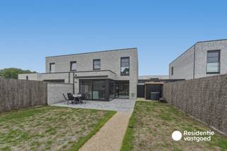 In een rustige en aangename omgeving in Roksem, deelgemeente van Oudenburg, bevindt zich deze recente halfopen nieuwbouwwoning van 2024 waar modern wooncomfort, energiezuinigheid en ruimte perfect samenkomen. Met een bewoonbare oppervlakte van 145 m² op een perceel van 307 m² is dit een ideale gezinswoning voor wie zorgeloos en toekomstgericht wil wonen.<br /><br />Bij het binnenkomen word je verwelkomd in een verzorgde inkomhal met gastentoilet. De lichtrijke leefruimte vormt samen met de open keuken het hart van de woning en geniet dankzij de grote raampartijen en het schuifraam van een mooie connectie met het terras en de tuin. De moderne keuken is volledig uitgerust met kwalitatieve toestellen en voldoende kastruimte, ideaal voor wie graag kookt en geniet.<br /><br />Aansluitend bevindt zich de ruime berging garage met technische voorzieningen, aansluiting voor wasmachine(s) en extra bergruimte. Op de verdieping vinden we drie volwaardige slaapkamers, een praktische berging, een apart toilet en een stijlvolle badkamer met inloopdouche, zitbank en badkamermeubel.<br /><br />Ook op energetisch vlak scoort deze woning uitzonderlijk goed dankzij het E -4-peil, een EPC van -8 kWh/m² - LABEL A+, 12 zonnepanelen, hoogrendementsbeglazing en een ventilatiesysteem type D. De woning is voorzien van een thuisbatterij en de conforme elektrische installatie biedt bovendien extra gemoedsrust. <br /><br />Buiten geniet u van een ruime oprit (waar makkelijk 3 wagens kunnen parkeren) een carport en doorgang naar de tuin, een aangenaam terras en een onderhoudsvriendelijke tuin met extra berging en overkapping. Dankzij de combinatie van moderne technieken, kwalitatieve afwerking en een rustige ligging is deze instapklare woning een unieke opportuniteit voor wie op zoek is naar hedendaags wooncomfort in een groene omgeving.<br /><br />Interesse? Contacteer ons en plan uw bezoek in!