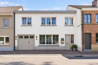 [[ DIT PAND NEEMT DEEL AAN DE ERA OPEN HUIZEN DAG OP 19/9 VAN 16:00 TOT 17:00 ]]
<p>Bent u op zoek naar een ruime gezinswoning met tal van mogelijkheden? Dan is deze woning in de Onkerzelestraat 323 te Geraardsbergen zeker een bezoek waard.</p>

<p>Bij het binnenkomen wordt u verwelkomd in een aangename leefruimte met aansluitend een gezellige veranda, waar u het hele jaar door kunt genieten van het prachtige uitzicht op de tuin. Dankzij de <strong>zuidgerichte tuin en het zonnige terras</strong> geniet u hier optimaal van het buitenleven. De ruime tuin beschikt bovendien over een charmante <strong>boomgaard</strong>, een heerlijke plek voor jong en oud.</p>

<p>De woning telt <strong>3 volwaardige slaapkamers</strong> en <strong>2 badkamers</strong>. De masterbedroom biedt extra comfort dankzij een <strong>eigen dressing</strong> en een <strong>ensuite badkamer</strong>, waardoor u geniet van alle privacy.</p>

<p>Een absolute troef van deze eigendom is de <strong>dubbele toegang</strong>. Vooraan bereikt u de woning via de voordeur of de garage. Achteraan beschikt het perceel over een <strong>aparte oprit met een tweede garage</strong>, ideaal voor extra parkeergelegenheid, het stallen van een mobilhome of aanhangwagen, een hobbyruimte of een vlotte toegang tot de tuin.</p>

<p>Ook op energetisch vlak zit u goed dankzij een <strong>EPC-label C</strong>, waardoor u geen onmiddellijke renovatieverplichting heeft.</p>

<p>Kortom, deze woning combineert ruimte, comfort, een praktische indeling en een uitzonderlijke bereikbaarheid met een prachtige tuin op een interessante ligging in Geraardsbergen.<br />*De eerste foto is een AI foto die aantoont hoe de woning eruit kan zien met witte crepi. </p>

<p>Interesse? Neem vandaag nog contact met ons op en ontdek zelf alle troeven van deze woning tijdens een bezoek.</p>