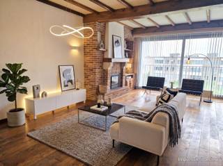 <p><span><span><u>Charmant appartement met 2 terrassen op de 5de verdieping.</u></span></span></p><p><span><span>Het appartement is gelegen op de hoogste verdieping van een appartementsgebouw, in een rustige residentiële wijk van Edegem, vlakbij het park Romeinse Put. Op wandelafstand van bushalte en winkels. </span></span></p><p><span><span>De indeling:</span></span></p><p><span><span>Een ruime woonkamer met veel lichtinval en uitzicht op het mooie parkje aan de voorzijde. De woonkamer beschikt over een sfeervolle schouw met inbouwkachel. De houten vloeren geven het interieur charme en warmte. Aanpalend aan de woonkamer bevindt zich de ingerichte keuken met toegang tot een klein terras. Aan de achterzijde bevinden zich de twee slaapkamers, waarvan één met toegang tot het terras over de volledig breedte van het appartement. Badkamer met lavabomeubel en moderne inloopdouche. Aparte wc.</span></span><br /><span><span>Privatieve kelder in het gebouw. Verder is er ook een gemeenschappelijke fietsenberging voorzien op de ondergrondse verdieping. </span></span><br /><span><span>Elektriciteit is conform. Asbest veilig.</span></span></p><p><span><span>Dit appartement combineert comfort en karakter. Perfect voor wie op zoek is naar een gezellige woonomgeving met voldoende ruimte.</span></span></p><p><span><span><strong><u>Pluspunten</u>:</strong></span></span></p><ul><li><p><span><span>Uitstekende ligging met mooi uitzicht</span></span></p></li><li><p><span><span>Gunstig EPC</span></span></p></li><li><p><span><span>Instapklaar</span></span></p></li></ul><p><span><span>Opgenomen in het maatregelen register: neen.</span></span></p>