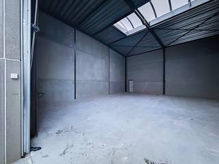 Unité PME d'environ 240 m² à louer à Oostvleteren, située le long de la Veurnestraat. La salle de coque a une hauteur libre de 7 mètres et est...