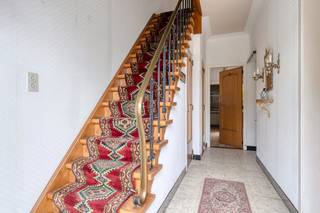 Ben je op zoek naar een goed onderhouden gezinswoning met karakter en een herkenbare Vlaamse uitstraling?Deze solide halfopen woning biedt een...