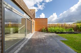 - Schrijf je in voor het bezoekmoment op 03/10 via onze website:<br />https://benjaminverkoopt.be/panden/instapklare-lichtrijke_woning_met_3_slaapkamers-zonnige_tuin_en_2_garages_in_ledegem-1/<br />- Ideale ligging in Ledegem: Rollegemstraat 78 (aan de overkant komt een parkje)<br />- Instapklare, lichtrijke woning<br />- 20 zonnepanelen (4.7 kWp) met groenestroomcertificaten tot 2031<br />- Gratis sanitair warm water dankzij zonnecollectoren (300 l)<br />- Vloerverwarming op het gelijkvloers via lucht/water-warmtepomp<br />- Vernieuwde keuken met eiland<br />- Veel opbergruimte<br />- 3 volwaardige slaapkamers<br />- Ruime zolder met vaste trap<br />- 2 garages<br />- Zonnige, verzorgde tuin met vijvertje<br />- Uitstekend EPC: 109 kWh/m²/jaar, label B (UC: 3956540)<br />- Conforme elektriciteit<br />- Richtprijs: € 325.000