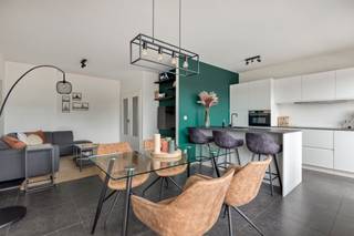 <p>Dit volledig gerenoveerde appartement met één slaapkamer ligt op de bovenste verdieping aan de ring van Leuven en combineert een instapklare afwerking met een praktische indeling, twee terrassen en een garagebox met automatische poort. Dankzij de ligging nabij het centrum van Leuven woon je hier vlot bereikbaar, met winkels, openbaar vervoer, verbindingswegen en stadsvoorzieningen in de directe omgeving.</p><p>Bij het binnenkomen kom je terecht in een ruime inkomhal die meteen een aangenaam gevoel van ruimte geeft. Aansluitend is er een aparte berging en wasruimte, ideaal om het appartement netjes en functioneel te houden. De leefruimte vormt het hart van het appartement en biedt voldoende plaats voor een gezellige zithoek en eetruimte. De open keuken sluit hier mooi op aan en maakt van de woonkamer een lichte, hedendaagse leefplek. Vanuit deze ruimte heb je toegang tot een groot terras, waar je rustig buiten kan zitten.</p><p>Verder beschikt het appartement over een apart toilet en een badkamer met douche. De slaapkamer bevindt zich aan de achterzijde van het gebouw, wat zorgt voor extra rust. Ook hier is er een eigen terras, een mooie extra troef die het wooncomfort versterkt.</p><p>Aan de achterzijde van het gebouw bevindt zich de garagebox met automatische poort. Dat is een sterke meerwaarde op deze locatie in Leuven, waar comfortabel en veilig parkeren niet vanzelfsprekend is.</p><p>De ligging aan de ring van Leuven biedt een uitstekende combinatie van bereikbaarheid en stadscomfort. Je woont dicht bij het centrum, met een vlotte verbinding naar belangrijke invalswegen, openbaar vervoer, winkels en horeca. Dit maakt het appartement interessant voor wie zelf centraal wil wonen, maar ook voor wie zoekt naar een kwalitatieve investering in Leuven.</p><p>Heb je interesse en wil jij als eerste de kans grijpen om deze aantrekkelijke appartement te ontdekken? We trappen onze verkoop af met een exclusieve “Avant-Première” op 24 juni. Plan nu jouw bezoek via de paarse ‘Afspraak maken’ knop op onze website. De richtprijs bedraagt 323.000 euro. De biedingstermijn loopt tot en met 26 juni om 21:00 uur. Bekijk het Avant-première reglement onder downloads.</p>