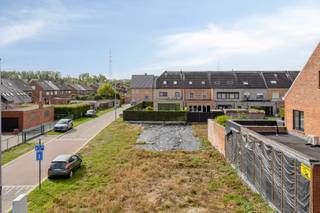 <p><strong>Rustig gelegen bouwgrond voor halfopen bebouwing met vlotte bereikbaarheid</strong></p>

<p>Op zoek naar een mooie bouwgrond om uw eigen woning te realiseren? Deze rustig gelegen bouwgrond biedt de ideale combinatie van rust en een vlotte bereikbaarheid. Dankzij de gunstige ligging zijn belangrijke invalswegen en omliggende gemeenten snel bereikbaar.</p>

<p>De bouwgrond is geschikt voor het oprichten van een halfopen bebouwing, met een praktische bouwzone en mogelijkheden om een ruime en comfortabele gezinswoning te realiseren.</p>

<p>De voorziene bouwmogelijkheden omvatten:</p>

<ul><li>Gelijkvloers: bouwdiepte van 13 m x 8,04 m breed</li><li>Eerste verdieping: bouwdiepte van 9 m x 8,04 m breed</li><li>Dakverdieping: mogelijkheid tot een bijkomende volwaardige ruimte</li></ul>

<p>Een interessante opportuniteit voor wie op zoek is naar een rustig gelegen bouwgrond met een goede bereikbaarheid en de vrijheid om een woning naar eigen smaak en behoeften te realiseren.</p>

<p>Meer informatie over de bouwvoorschriften en mogelijkheden is beschikbaar op aanvraag.</p>