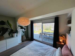Dit instapklare gelijkvloersappartement is gelegen op een toplocatie in de rustige wijk Steenakker, vlakbij het centrum van Mortsel. Op wandel- en fietsafstand bevinden zich de natuurgebieden Fort 4 en Klein Zwitserland, evenals tram- en bushaltes, twee treinstations, belangrijke verbindingswegen, supermarkten, scholen, een fitnesscentrum, Sporthal Den Drab, een zwembad en verschillende speelpleintjes.<br /><br />Het gezellige appartement met een totale perceeloppervlakte van 254 m² beschikt over een ruime leefruimte met open, volledig geïnstalleerde keuken, een salon en twee volwaardige slaapkamers. De leefruimtes en slaapkamers zijn afgewerkt met een hoogwaardige parketvloer. De badkamer, het aparte toilet en de ruime berging zijn voorzien van onderhoudsvriendelijke vloertegels.<br /><br />Dankzij de uitstekende oriëntatie geniet u op elk moment van de dag van zon of schaduw: op het eigen terras aan de voortuin (zuidwestoriëntatie) of in de eigen achtertuin (noordoostoriëntatie). Via de achtertuin bereikt u de ruime garage met oprit. De garage is inbegrepen in de huurprijs.<br /><br />Troeven:<br /><br />• Beschikbaar vanaf 1 september 2026<br />• Volledig gerenoveerd in 2015-2016<br />• Voor- en achtertuin<br />• Ruime garage met eigen oprit<br />• Energiezuinig (EPC-label B)<br />• Individuele meters voor water, gas en elektriciteit<br />• Geen gemeenschappelijke kosten<br /><br />Huurprijs: € 1.400 per maand (garage inbegrepen).<br /><br />Bezoeken zijn mogelijk op afspraak. Voor meer informatie of een bezoek kunt u contact opnemen via e-mail: sofieavonts@hotmail.com.