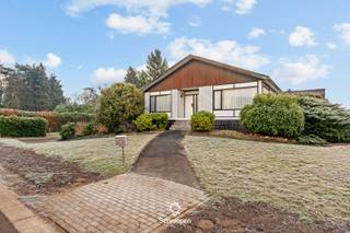 We vinden deze te renoveren/af te breken woning op ideale ligging nabij natuurgebied De Teut. Voor meer informatie...