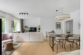 <p><span>Op zoek naar een appartement dat net dat tikkeltje anders is? Dit </span><strong><span>atypische ruim appartement (130 m²)</span></strong><span> combineert een verrassend ruime indeling met een stijlvolle, neutrale afwerking en een uitstekende ligging.</span></p>
<p><span>Gelegen in een </span><strong><span>rustige, doodlopende straat</span></strong><span>, maar tegelijk op wandelafstand van het centrum van Aartselaar, geniet je hier van het beste van twee werelden: rustig wonen met winkels, horeca, scholen en diverse voorzieningen vlakbij.</span></p>
<p><span>Het appartement beschikt over </span><strong><span>drie volwaardige slaapkamers en twee badkamers</span></strong><span>, waardoor het zowel geschikt is voor een gezin als voor wie graag over extra ruimte beschikt voor een bureau, hobby- of logeerkamer.</span></p>
<p><span>De ruime leefruimte vormt het hart van de woning en sluit mooi aan bij de verzorgde, hedendaagse inrichting. De </span><strong><span>stijlvolle en neutrale afwerking</span></strong><span> zorgt ervoor dat je hier meteen je eigen interieurstijl in kwijt kunt.</span></p>
<h3><span><br />Comfortabel én energiezuinig</span></h3>
<p><span>Ook energetisch heeft dit appartement heel wat troeven. Het behaalt een </span><strong><span>EPC-label B</span></strong><span>, mede dankzij:</span></p>
<ul>
<li><span>een geïsoleerd dak met </span><strong><span>10 cm PUR/PIR-isolatie</span></strong><span>;</span></li>
<li><span>vernieuwd buitenschrijnwerk met </span><strong><span>HR- of driedubbele beglazing</span></strong><span>;</span></li>
<li><span>een </span><strong><span>condenserende verwarmingsketel</span></strong><span>.</span></li>
</ul>
<p><span>Daarnaast is het appartement </span><strong><span>asbestveilig</span></strong><span> en is de elektrische installatie </span><strong><span>zo goed als conform</span></strong><span>. Enkel het opmaken van de nodige elektrische schema's dient nog te gebeuren.</span></p>
<p><span>Een bijkomend voordeel is de ondergrondse verdieping, waar je beschikt over een </span><strong><span>privatieve autostaanplaats én een bergkelder</span></strong><span>. Praktisch comfort dus, zowel voor de wagen als voor extra opslag.<br />Met zijn <strong>ruime oppervlakte, drie slaapkamers, twee badkamers, EPC-label B, asbestveilig attest, vrijwel conforme elektriciteit, ondergrondse staanplaats en bergkelder</strong> biedt dit appartement een bijzonder complete combinatie van wooncomfort en praktische troeven, op een rustige locatie vlak bij het centrum van Aartselaar.<br /><br />Afmetingen via energiedeskundige.<br />Beschikbaar 05/2027.</span></p>