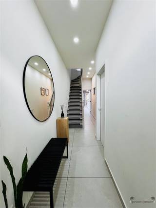 Bienvenue dans cette propriété moderne rénovée à Hamme, où le confort et le style s'allient parfaitement. Cette propriété a été entièrement...