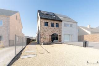 <p><span>Welkom bij deze prachtige woning in Beringen, een modern familiehuis dat comfort en stijl perfect combineert. </span></p><p><span>In een rustige en groene omgeving in Beverlo (Beringen) bevindt zich deze exclusieve moderne pastoriewoning in halfopen bebouwing, waar ruimte, elegantie en hedendaags wooncomfort samenkomen. Met een bewoonbare oppervlakte van 201 m² en gelegen op een uitzonderlijk perceel van ±13 are, biedt deze woning een unieke woonbeleving voor wie op zoek is naar luxe en kwaliteit.</span></p><p><span>Bij het betreden van de woning wordt u verwelkomd in een stijlvolle inkomhal met een op maat gemaakte vestiairekast en verfijnde grondspots, aangevuld met een apart gastentoilet met handenwasser. Deze elegante entree vormt de perfecte introductie tot het interieur dat zich verder in de woning ontvouwt.</span></p><p><span>De leefruimte vormt het kloppend hart van de woning en straalt ruimte, licht en warmte uit. Dankzij de open indeling vloeien de woonkamer, eetruimte en keuken harmonieus in elkaar over. De hoogwaardige keuken in modern eiken materiaal is uitgerust met alle hedendaagse toestellen zoals een combi-oven, inductiekookplaat, vaatwasser, koelkast en diepvriezer. Het centrale eiland met geïntegreerde eettafel vormt een sfeervolle ontmoetingsplek waar koken en samenzijn centraal staan.</span></p><p><span>Vanuit de keuken en eetruimte geniet u van een prachtig zicht op de tuin, terwijl de op maat gemaakte zwarte houten shutters in de eetkamer zorgen voor een stijlvolle en tijdloze afwerking.</span></p><p><span>Aansluitend bevindt zich een praktische berging/waskamer, voorzien van alle technische aansluitingen en een rechtstreekse toegang tot de tuin.</span></p><p><span>De centraal gelegen trappenhal brengt u naar de eerste verdieping waar luxe en comfort centraal staan. Hier bevindt zich een adembenemende badkamer in een warme moderne look, uitgerust met een dubbele wastafel, ronde verlichte ontwasemspiegel, tweede toilet, vrijstaand badmeubel en een ruime inloopdouche. Vanuit de badkamer loopt u door naar een stijlvolle dressing, die aansluit op de eerste slaapkamer met toegang tot een charmant dakterras.</span></p><p><span>De tweede verdieping biedt nog twee ruime slaapkamers en een tweede badkamer die naar eigen smaak kan worden afgewerkt, inclusief een derde toilet. Daarnaast is er een zolderruimte die perfect dienst kan doen als extra opslagruimte.</span></p><p><span>Ook op vlak van duurzaamheid en technologie scoort deze woning uitstekend. Zo beschikt ze over EPC-label A, gasverwarming, 18 zonnepanelen, conforme elektriciteit, een alarmsysteem en een voorbereiding voor een laadpaal. Sfeervolle buitenverlichting en ruime parkeergelegenheid met twee parkeerplaatsen voor de woning vervolledigen het geheel.</span></p><p><span>Deze woning combineert architecturale charme, moderne luxe en energiezuinigheid op een uitzonderlijke locatie. Een unieke opportuniteit voor wie stijlvol en comfortabel wil wonen in een groene omgeving met vlotte bereikbaarheid.</span></p><p><span> </span></p><p><span>Bent u benieuwd om deze prachtige woning te ontdekken? Contacteer ons vandaag voor het inplannen van uw bezichtiging op 0493 50 10 78.</span></p>