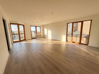 Prachtig 2 (+1)-slaapkamer appartement met terrasje, autostaanplaats en berging op een toplocatie nabij de Markt van Maaseik. ALGEMEEN- Appartement...