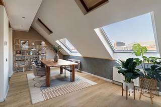<p><span>Begijnenvest 22 (3rd floor) - Antwerp (2000)</span></p><p><span> </span></p><p><span>Ready to move in duplex apartment (106 m²) with 3 bedrooms and 2 bathrooms in Antwerp (2000).</span></p><p><span> </span></p><p><span>The property is in an absolutely prime location for those who love the vibrant city life. You live here in a quiet one-way street a stone's throw from the Marnixplaats, the Mechelseplein and the Zuid. Mobility is also excellent here: public transport and several velo stations are nearby and by car you are on the freeway in no time. In short: a top location for the city lover who likes to enjoy everything the city has to offer.</span></p><p><span>The apartment is located on the top two floors of a small building consisting of only four apartments. The fixed costs are €105/month and include cold water, block policy, elevator and minuterie. A new condensing boiler was installed in 2022 and the Velux windows in the living room were renewed in 2024.</span></p><p><span>By elevator or stairs you reach the third floor, where you enter the apartment through the hall. At the front is the cozy living space of about 35 m² with lots of light and an open kitchen corner, equipped with all modern comforts: gas fire, cooker hood, built-in dishwasher, fridge and freezer. At the back of this floor you will find a first bedroom (14 m²) with adjacent bathroom (3 m²), as well as a separate guest toilet.</span></p><p><span>On the upper floor we find at the back the spacious master bedroom (17 m²) with adjoining bathroom. There is also a third bedroom (13 m²) with adjacent storage room (10 m²).</span></p><p><span>Are you looking for a spacious city apartment with 3 bedrooms, 2 bathrooms and an excellent location in the heart of Antwerp? Do not miss this opportunity! Habitable surface 106 m² – ref: gross vloeropp. For more info or a free estimate visit </span><span><span>www.hansimmo.be</span></span></p><p><span> </span></p>