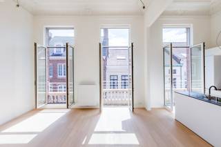 Stap binnen in een stukje industrieel erfgoed. Dit karaktervolle appartement maakt deel uit van de <strong>voormalige Dacca-fabriek, </strong>waar geschiedenis en hedendaags wooncomfort samensmelten tot een bijzonder woonproject. De monumentale inkomhal van de vroegere directeurswoning is volledig in ere hersteld en vormt nu de centrale inkomzone.<br /><br />Het appartement bevindt zich op de <strong>1ste verdieping</strong> en valt meteen op door zijn<strong> hoogwaardige afwerking</strong>. De warme parketvloer, hoge plafonds en originele moluren creëren een sfeervolle en elegante woonomgeving. Dankzij de recente schilderwerken is het appartement volledig instapklaar.<br /><br />De indeling biedt een <strong>ruime, lichtrijke woonkamer met hoge ramen</strong>, een prachtige geïnstalleerde open keuken met eiland en een aansluitende berging, <strong>twee volwaardige slaapkamers, </strong>een badkamer met inloopdouche, gastentoilet en een <strong>aangenaam zonneterras </strong>– ideaal voor wie houdt van ruimte en charme. Er werd bewust gekozen voor <strong>duurzame, kwalitatieve materialen</strong> die het unieke karakter van deze woning versterken. Parkeren doe je zorgeloos in de <strong>ondergrondse parking</strong>, bereikbaar via een handige autolift.<br /><br />Het appartement is <strong>beschikbaar vanaf 01/02/2027</strong> en dit voor een huurprijs van <strong>€1000/maand + €75/maand </strong>voor de algemene onkosten.<br /><em>Individuele tellers voor water, gas en elektriciteit. </em><br /><br />We zoeken een huurder die <strong>respect </strong>heeft voor dit bijzondere pand en de zorg voor de <strong>kwaliteitsvolle afwerking</strong> weet te waarderen.<br />Wil je dit unieke appartement zelf komen ontdekken? <strong>Bel Charlotte op 03/502.98.74 of mail naar cvg@claves.be voor een bezoek.</strong>