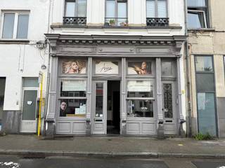 Op een goed bereikbare locatie in het levendige Antwerpen-Noord komt dit handelsgelijkvloers met kelder vrij. De gelijkvloerse ruimte beslaat ongeveer 65m² en beschikt over een brede vitrine die zorgt voor veel zichtbaarheid en natuurlijke lichtinval. De indeling biedt een ontvangstruimte, meerdere afzonderlijke ruimtes die flexibel in te richten zijn, een kitchenette, een toilet en toegang tot een ruime kelderverdieping die ideaal is als stockage of archief. Dankzij de centrale ligging tussen Park Spoor Noord, de Italiëlei en het Eilandje is er een constante passage en een gevarieerd publiek. Het pand is vlot bereikbaar met de wagen, fiets en het openbaar vervoer. Geschikt voor diverse handelsactiviteiten of vrije beroepen. Onmiddellijk beschikbaar. Interesse? Neem contact op voor meer informatie of een bezichtiging.