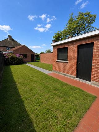 Gunstig gelegen op te frissen/te renoveren hoekwoning in de centraal gelegen Sint-Rafaëlswijk. Gelegen op een perceel van 215m² en een bewoonbare oppervlakte van 181m².<br /><br /><u>Indeling</u><br />inkomhal, lichtrijke leefruimte met aanpalende veranda, geïnstalleerde keuken, ruime buitenberging. Op verdieping: 3 volwaardige slaapkamers en badkamer. Grote zolder via trapluik en kelder.<br />De woning beschikt over een aangename afgesloten zuidgerichte tuin en een aparte garage<br /><br /><br /><u>Troeven</u><br />+ geen renovatieverplichting<br />+ gunstige ligging nabij scholen, centrum,...<br />+ aparte garage<br />+ hoekwoning<br /><br />Contacteer Martine voor een bezoek ter plaatse via 0479/28.82.99 of info@immo-lys.be<br /> 
