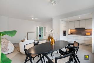 Mooi gerenoveerd gelijkvloers met 3 slaapkamers en tuintje!Met veel toewijding werd dit prachtig appartement recent kwalitatief en smaakvol...