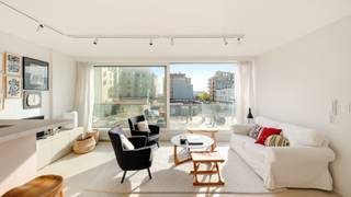 Heerlijk vakantie-appartement aan het strand van Zeebrugge met zicht op de duinen.<br />Het appartement werd volledig gerenoveerd in 2022 met mooie materialen en oog voor detail. De goede ligging op 25 meter van de Zeedijk is een bijzondere troef. <br /><br />Indeling: een brede en lichtrijke leefruimte met een geïntegreerde en volledig ingerichte open keuken, een prachtige badkamer met inloopdouche en 2 mooie slaapkamers waarvan 1 met walk-in dressing. Vanuit de leefruimte geniet u van de opkomende zon die zalig binnenkomt in het appartement. ’s Avonds kunt u genieten van de zonsondergang op het strand. <br /><br />Veel inbouwkasten, kwalitatieve materialen en een uitstekende EPC-score (A label). <br />Een schitterend appartement aan het strand van Zeebrugge. Absoluut een bezoek waard.<br /><br />Tevens zeer goede verhuurmogelijkheden op vakantie - of jaarbasis.<br /><br />Bezoeken gewenst? <br />Contacteer Sacha Vanrafelghem op GSM 0487/43.79.10.