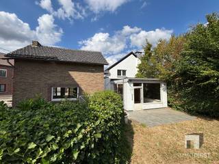 <p><span>Opgelet, de eigenaar wil snel verkopen ( nakende verhuis ).</span></p><p><span>Prijs is bespreekbaar!!</span></p><p><span> </span></p><p><span>Verrassend ruime woning met 2 keukens, 2 badkamers, 3 slaapkamers, veranda, vernieuwd dak, bijgebouw/studiootje én unieke mogelijkheden voor starters, samengestelde gezinnen en meer-generatiewonen.</span><span><br /><br /></span><span>Langs de verbindingsbaan tussen Assent en Tienen vindt u deze ruime en veelzijdige woning, gelegen te Tiensesteenweg 3 in Waanrode. Een eigendom die meteen opvalt door haar volume, indeling en mogelijkheden. Deze woning werd in 2015 reeds door Immo Diest verkocht en komt nu opnieuw op de markt. Intussen werd het dak recent volledig vernieuwd, wat een belangrijke troef vormt voor de toekomstige eigenaar. Medio 2026 werd een nieuwe gasketel geplaatst. </span><span><br /><br /></span><span>De woning is opgebouwd rond een centrale inkomhal met trap naar de verdieping. Van daaruit wordt het pand op een natuurlijke manier verdeeld in een linker-en rechtergedeelte. Beide zijden beschikken over een eigen leefruimte, keuken, badkamer en toilet. Net daardoor is deze woning bijzonder geschikt voor wie graag apart en toch samen wil wonen.</span><span><br /><br /></span><span>Deze indeling maakt het pand ideaal voor verschillende doelgroepen. Starters vinden hier een woning met uitzonderlijk veel ruimte en doorgroeimogelijkheden. Bovendien kan de aankoop, mits voldaan wordt aan de geldende voorwaarden, mogelijk genieten van lage registratierechten, wat deze woning extra interessant maakt als eerste en enige gezinswoning. Samengestelde gezinnen krijgen dan weer de kans om ieder hun eigen plek te creëren binnen één ruime woning. Ook voor twee- of drie-generatiegezinnen is dit een buitenkans: ouders, kinderen of grootouders kunnen comfortabel onder hetzelfde dak wonen, met behoud van privacy en zelfstandigheid.</span><span><br /><br /></span><span>Wie liever één grote gezinswoning wenst, kan de ruimtes uiteraard perfect als geheel benutten. De woning beschikt over twee woonkamers, twee keukens, twee badkamers, drie ruime slaapkamers en een aangename veranda op het gelijkvloers. Er is dus meer dan voldoende plaats voor wonen, werken, studeren, hobby’s en ontspannen.</span><span><br /><br /></span><span>Achteraan bevindt zich nog een extra troef: een bijgebouw dat eerder aanvoelt als een compact studiootje, met circa 20 m² op het gelijkvloers en daarboven nog eens ongeveer 20 m² zolderruimte. Ideaal als atelier, hobbyruimte, bureau, opslagruimte of extra polyvalente plek. De rust vindt u vooral aan de zijde van de doodlopende Eindestraat, waardoor ook praktische mogelijkheden ontstaan. Via deze achterliggende straat kunnen eventueel staanplaatsen voorzien worden, wat interessant kan zijn indien men — mits de nodige vergunningen — een combinatie van wonen en handel, een klein winkeltje, praktijk of zelfstandige activiteit zou overwegen.</span><span><br /><br /></span><span>De ligging is zeer praktisch, met vlotte verbindingen richting Tienen, Diest, Leuven en Hasselt en een snelle aansluiting naar de autosnelweg. U combineert hier zichtbaarheid aan de voorzijde met rust en toegankelijkheid aan de achterzijde.</span><span><br /><br /></span><span>Kortom: een woning met veel woonvolume, een slimme indeling en opvallend veel toekomstmogelijkheden. Een buitenkans voor starters, grote gezinnen, samengestelde gezinnen en meer-generatiewonen.</span><span><br /><br /></span><span>Kom deze veelzijdige woning ontdekken en maak vandaag nog uw vrijblijvende afspraak via Immo Diest</span></p><p><span> </span></p><p><span>Bel 013 31 25 22 / mail <span>info@immodiest.be</span></span><span> </span></p><p><span>Dan kan je snel bezoeken.</span></p><p><span>Bel 013 31 25 22 of bel naar Jan Vanonckelen 0498 52 64 52. </span></p>