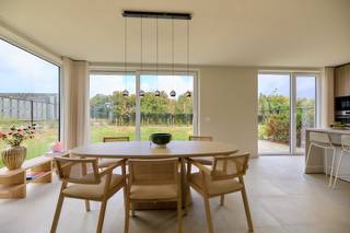 Onze kijkwoning in Residentie Hugo is helemaal klaar.<br /><br />Kom binnen en ontdek zelf de ruimte, afwerking en het wooncomfort van deze energiezuinige woning in het centrum van Ingooigem.<br /><br />De woning telt 2 verdiepingen en biedt een ruime, lichtrijke leefruimte met ingerichte eilandkeuken, <strong>3 slaapkamers</strong>, een afgewerkte badkamer en veel wooncomfort. Buiten geniet je van een ruim terras van 35 m² én een private tuin.<br /><br />Ook energetisch zit je hier goed, met moderne technieken voor verwarming, koeling en ventilatie en zonnepanelen.<strong> Aankoop aan 6% btw</strong> is mogelijk.<br /><br />Een ondergrondse parkeerplaats, extra berging en een fietsenstalling maken het geheel compleet.<br /><br />Benieuwd hoe het hier écht woont? Kom onze kijkwoning zelf ontdekken. Plan je bezoek.