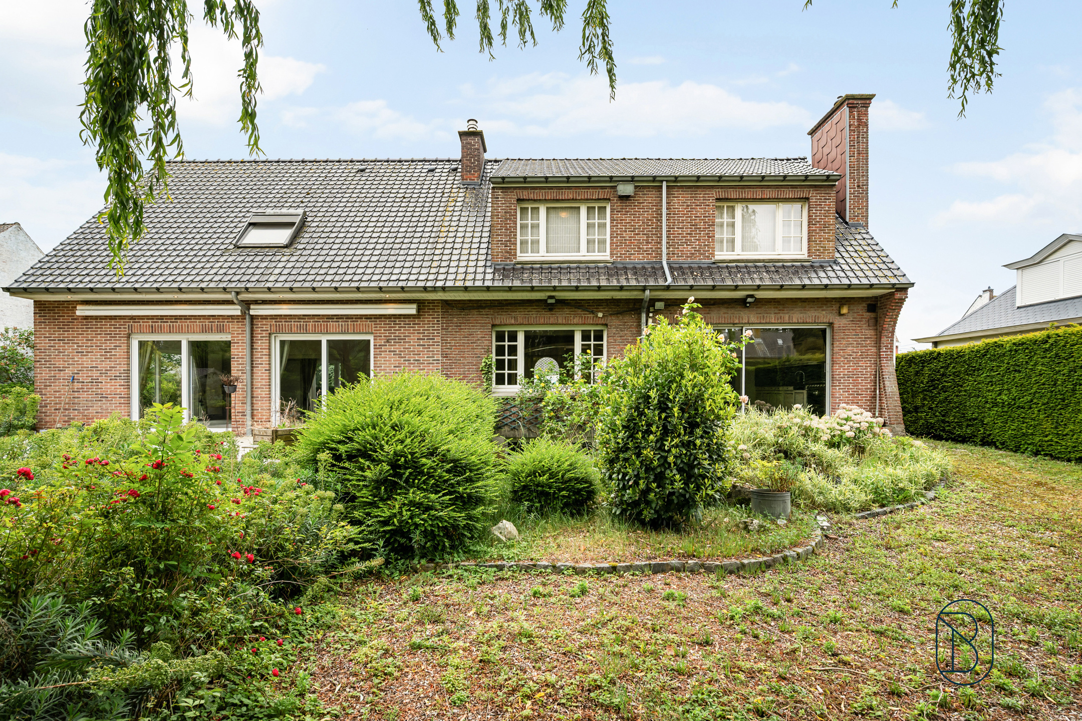 Grote degelijke villa met zonnepanelen en prachtige tuin. - foto 4