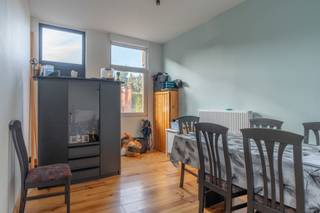 <p><strong>Centraal gelegen gezinswoning met 3 slaapkamers in Turnhout<br /></strong>EPC: C-label: | Conforme elektriciteit | Vernieuwde keuken en badkamer</p>
<p><strong>Omschrijving:<br /></strong>Bij het betreden van de woning komen we terecht in de eetkamer, die toegang biedt tot de woonkamer en de recente keuken. Deze is praktisch ingericht en uitgerust met een spoelbak, inductiekookplaat, oven, vaatwasser en koelkast.</p>
<p>Aan de achterzijde van het gelijkvloers bevindt zich de vernieuwde badkamer, voorzien van een wastafel met meubel, toilet en douche. Verder beschikt deze verdieping over een aparte wasruimte en is er toegang tot de tuin met tuinberging.</p>
<p>Op de eerste verdieping bevinden zich twee slaapkamers. Eén van deze slaapkamers beschikt over een extra ruimte die perfect kan worden ingericht als dressing.</p>
<p>De tweede verdieping biedt de mogelijkheid om een derde slaapkamer te creëren.</p>
<p><strong>Algemeen:<br /></strong>- Mogelijkheid voor 3e slaapkamer<br />- Conforme elektrische installatie<br />- Vernieuwde keuken<br />- Vernieuwde badkamer<br />- EPC: C-Label : (geen renovatieverplichting)</p>
