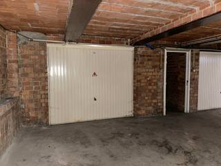 Deze garagebox is te bereiken via de ingang op de Vlinderstraat 33. Via de gemeenschappelijke sectionale poort kan je makkelijk binnenrijden naar...