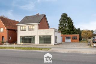 Te koop: open handelspand met woning in Oudsbergen, gelegen aan de Grote Baan op een drukke en goed zichtbare locatie. Dit handelspand uit 1958...