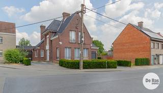 EERSTE BEZOEKDAG ZATERDAG 22/08 VAN 10U TOT 14U (enkel op afspraak!)<br /><br />ERONDEGEM - Deze te renoveren, solide woning met 3 slaapkamers bevindt zich nabij het gezellige dorp van Erondegem. De ligging van dit pand is bijzonder aantrekkelijk met alle voorzieningen zoals station, scholen, winkels, openbaar vervoer,...in de buurt. Belangrijke invalswegen en op-en afrit E40 bevinden zich in de directe omgeving.<br /><br />Naar indeling toe beschikt de woning op het gelijkvloers over een inkomhal, een woonkamer, een eetplaats, een keuken, een badkamer, een apart toilet en een eerste inpandige garage. Op de eerste verdieping bevinden zich de nachthal, drie slaapkamers en een berging. Verder is er ook nog een ruime, droge kelder en een zolder.<br /><br />De gezellige tuin en de mooie breedte van het perceel zijn de grootste troeven. Buiten is er ook nog een tweede garage aanwezig.<br /><br />Kortom, bent u op zoek naar een te renoveren woning met 3 kamers met veel potentieel, gelegen op een uitstekende locatie te Erondegem? Aarzel dan niet en maak snel uw afspraak! Voor meer info of bezoek 053/60.65.60.<br /><br />De vermelde prijs is een richtprijs. Na ontvangst van de biedingen zal de verkoper beslissen of hij de eigendom verkoopt aan het beste bod. De richtprijs is aldus niet bindend voor de verkoper. Voor meer info kunt u ons contacteren of het reglement raadplegen op onze website.