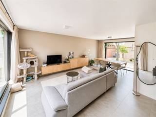 <p><span>Modern appartement met 2 slaapkamers en terras in Mechelen</span></p><p><span> </span></p><p><span> </span></p><p><span>Dit modern appartement op de eerste verdieping (bereikbaar met de trap) biedt alle comfort voor aangenaam wonen.</span></p><p><span> </span></p><p><span>Via de inkomhal met vestiairekast en gastentoilet bereikt u de ruime leefruimte met open keuken.</span></p><p><span>Dankzij de grote raampartijen geniet u hier van veel natuurlijk licht.</span></p><p><span>Aansluitend bevindt zich een praktische berging met aansluiting voor wasmachine en droogkast. Vanuit de leefruimte heeft u toegang tot het terras met zicht op de gemeenschappelijke tuin.</span></p><p><span>Verder beschikt het appartement over 2 slaapkamers en een badkamer met dubbele lavabo en inloopdouche.</span></p><p><span> </span></p><p><span>Extra troeven:</span></p><p><span>✔</span><span> Onderhouden gemeenschappelijke tuin</span></p><p><span>✔</span><span> Privatieve autostaanplaats met laadmogelijkheid</span></p><p><span>✔</span><span> Gemeenschappelijk tuinhuis voor fietsen<br /></span><span>✔</span><span> Vloerverwarming met regeling per ruimte<br /></span><span>✔</span><span> Ramenwasser voor de moeilijk bereikbare ramen</span></p><p><span> </span></p><p><span>Ligging</span><span><br />Het appartement is gelegen in een aangename en rustige woonomgeving in Mechelen.</span></p><p><span>Winkels, scholen, openbaar vervoer en andere dagelijkse voorzieningen bevinden zich op korte afstand.</span></p><p><span>Bovendien geniet u van een vlotte verbinding naar de belangrijkste invalswegen en de E19, waardoor zowel Antwerpen als Brussel gemakkelijk bereikbaar zijn.</span></p><p><span> </span></p><p><span>Beschikbaar vanaf:</span><span> 15 juli 2026<br /></span><span>Gemeenschappelijke kosten:</span><span> € 140/maand</span></p><p><span> </span></p><p><span>Interesse?</span></p><p><span>Contacteer ons voor meer informatie of een bezoek ter plaatse.</span></p><p><span> </span></p>
