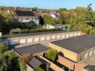 Praktische, centraal gelegen private garagebox in Roeselare.Op zoek naar een veilige parkeerplaats of extra opslagruimte? Gelegen Roeselare biedt deze afgesloten garagebox de ideale oplossing voor het stallen van een wagen, fietsen of extra materiaal.Interesse? Contacteer Immo Beguin voor meer informatie: tessa@immobeguin.beTe koop via Immo Beguin, jouw vastgoedexpert sinds 2009, met kantoren in Ronse, Waregem, Kortrijk, Deinze, Doornik, Lessines, Moeskroen en Nieuwpoort.