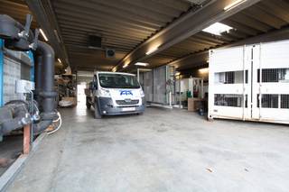 Magazijn van 720 m² op een ruim perceel van 5.000 m² te koop.Mogelijkheid tot aankoop volledige bedrijfsgebouw en perceel. Het bedrijfsgebouw bestaat...