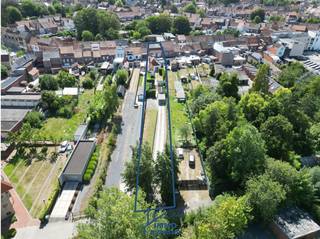 Op slechts enkele meters stappen van de markt van Wervik vindt u deze verrassend ruime woning op een perceel van meer dan 1.000 m². Dankzij...